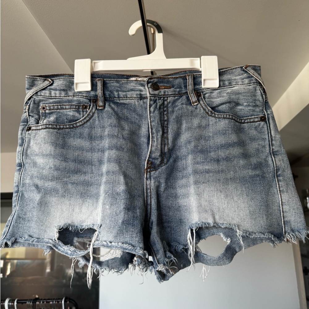 Free People Distressed Denim Shorts Size 29 - Picture 5 of 11